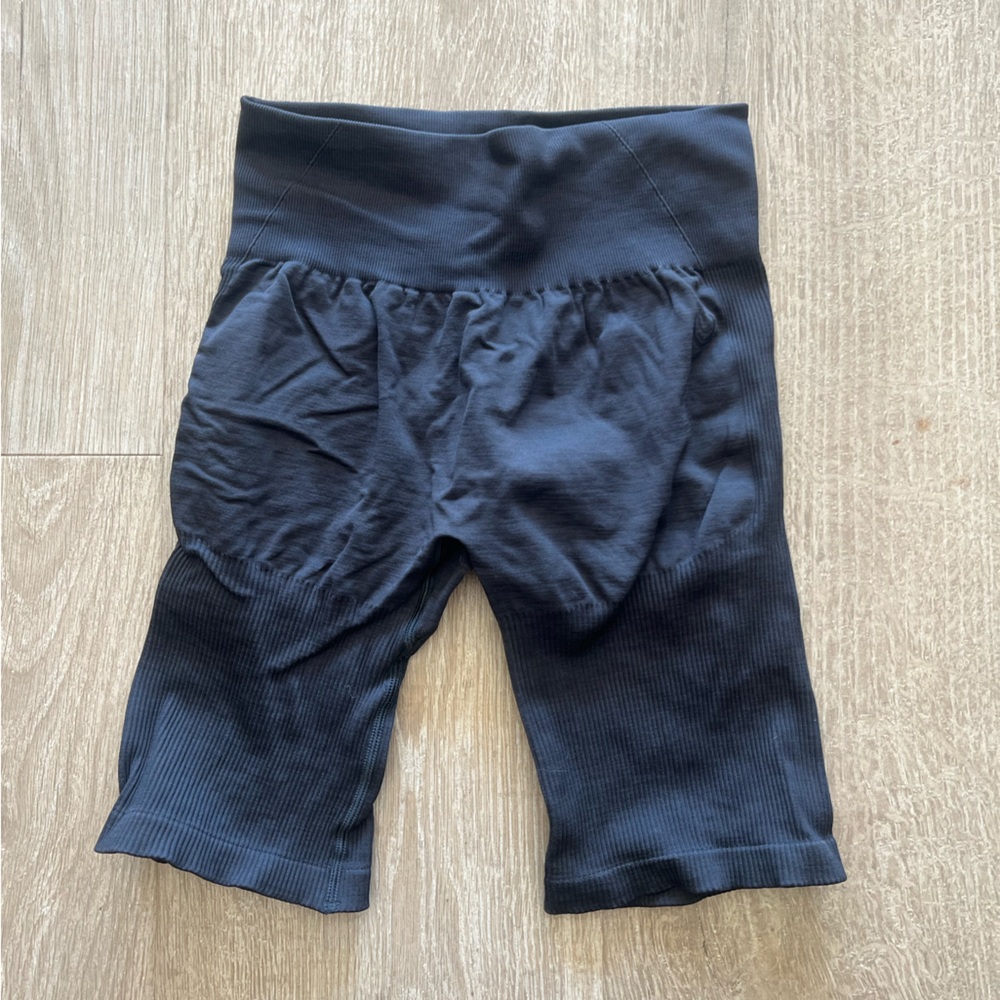 Lazuli Label - Scrunch Seamless Ribbed Contour Shorts - Size M